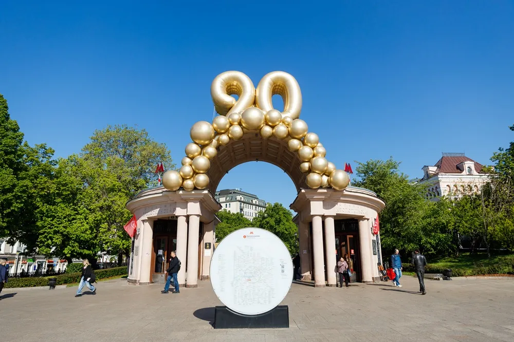 Самое беспрерывное метро мира масштабно отметило 90-летие (фото)