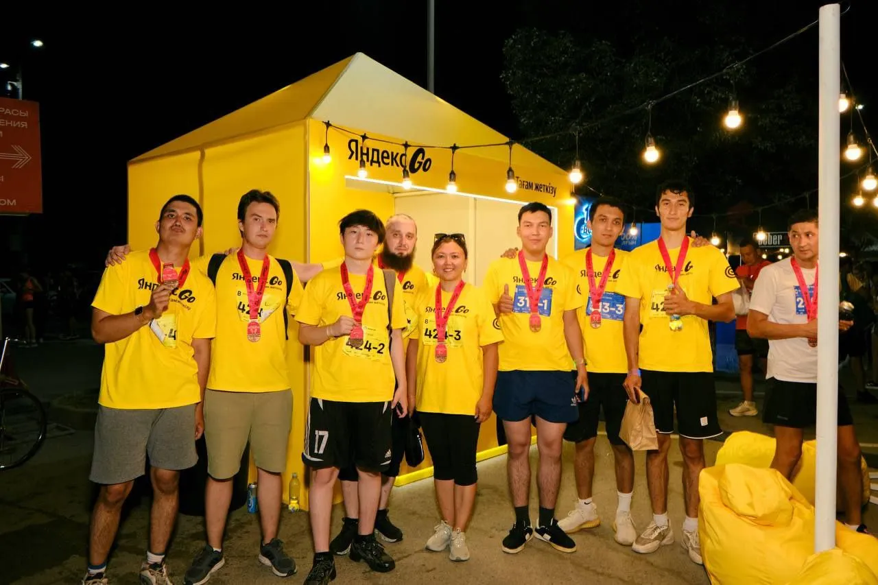 Курьеры партнеров Яндекс Go приняли участие в ночном забеге Summer Relay в Алматы