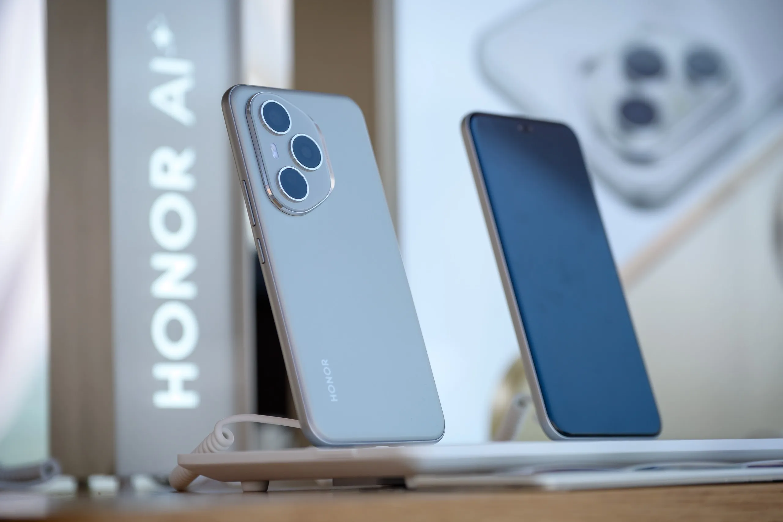 HONOR объявляет о прорывных AI-инновациях на Snapdragon Summit 2025 в Китае: наступает эпоха «двойного двигателя» для смартфонов