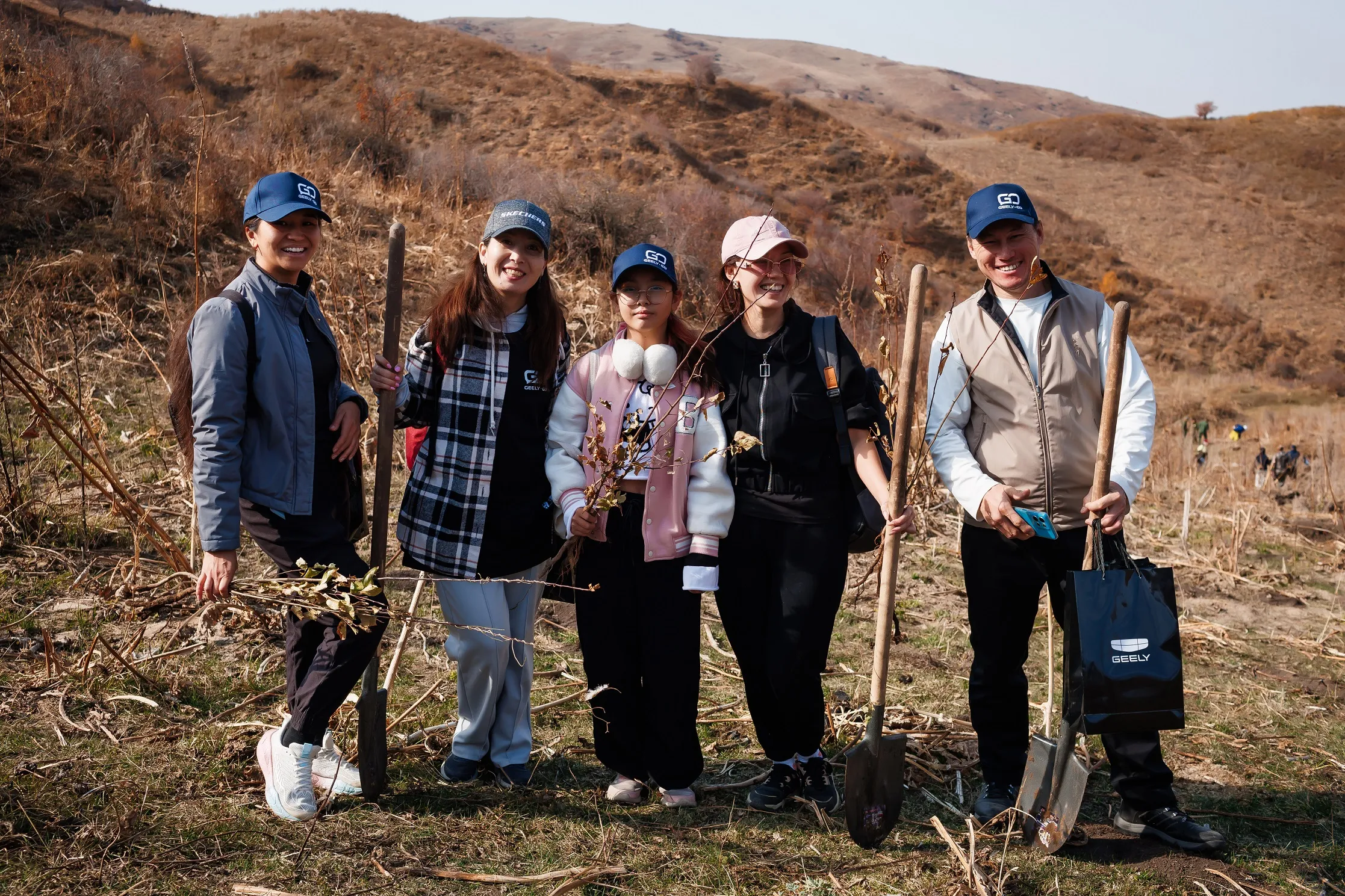 Вблизи Алматы высадили 1100 яблонь Сиверса