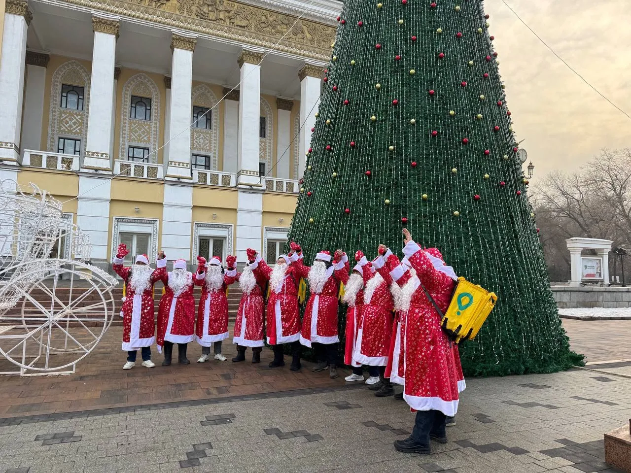 Glovo курьерлері Алматыдағы Арбатта Санта костюмін киіп, қала тұрғындарына жаңа жылдық көңіл күй сыйлады