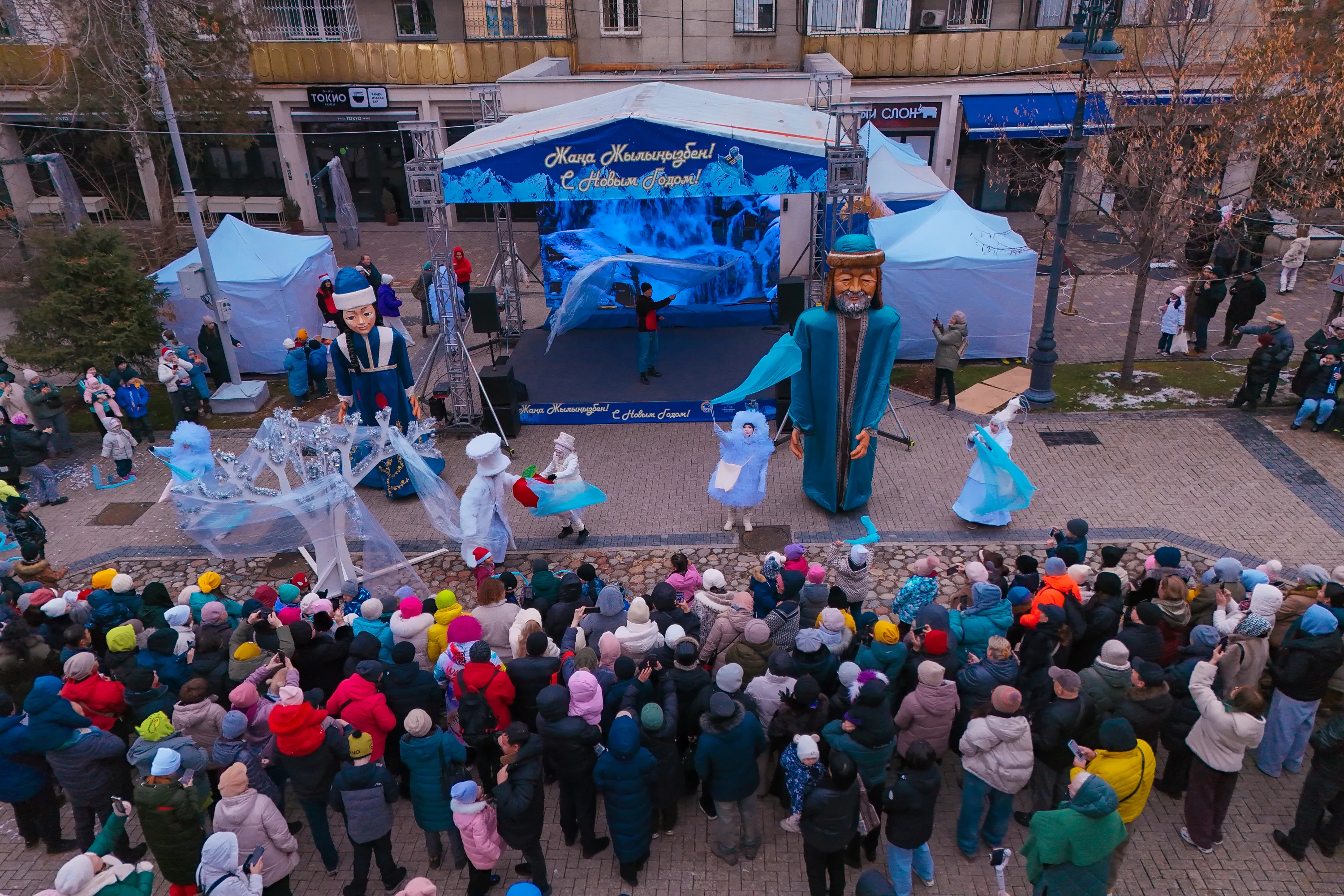 В Алматы прошёл новогодний фестиваль «Жаңа жыл на Панфилова»: театр с трёхметровыми марионетками, музыкальный конкурс, DJ-марафон и аллея эко-ёлок