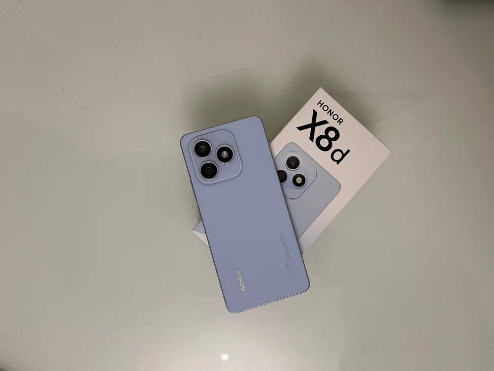 HONOR X8d. И пусть розетка подождёт HONOR X8d. Надёжность нового времени HONOR X8d: Когда стиль и выносливость наконец договорились