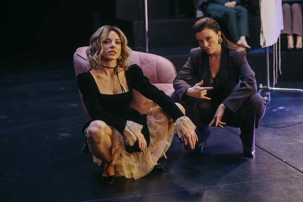 Иви показал первые материалы второго сезона авантюрной комедии «Искусство соблазна»