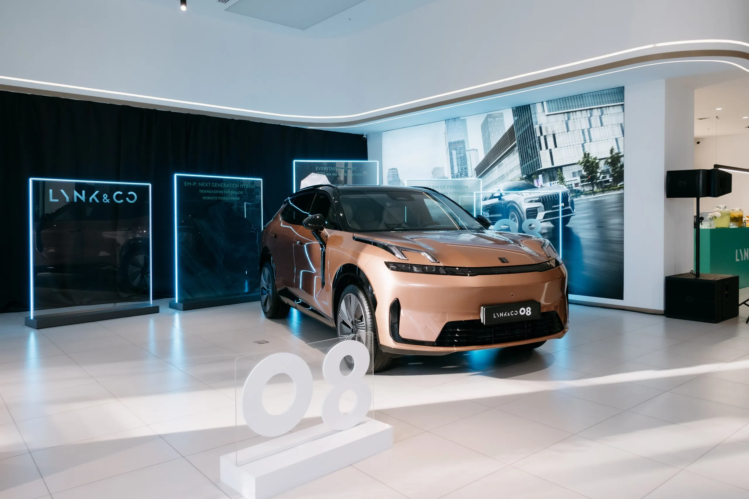 Lynk & Co начинает продажи гибридного кроссовера 08 в Казахстане