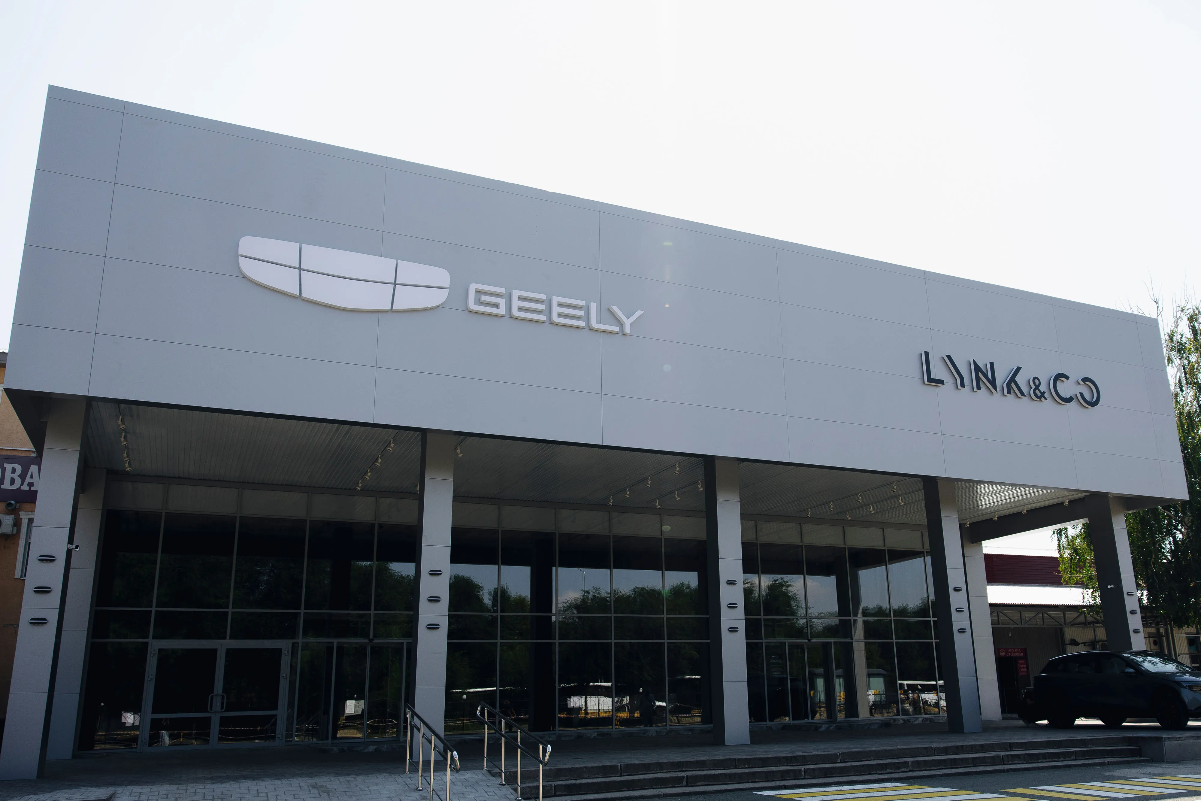 Новый дилерский центр Geely открылся в Уральске