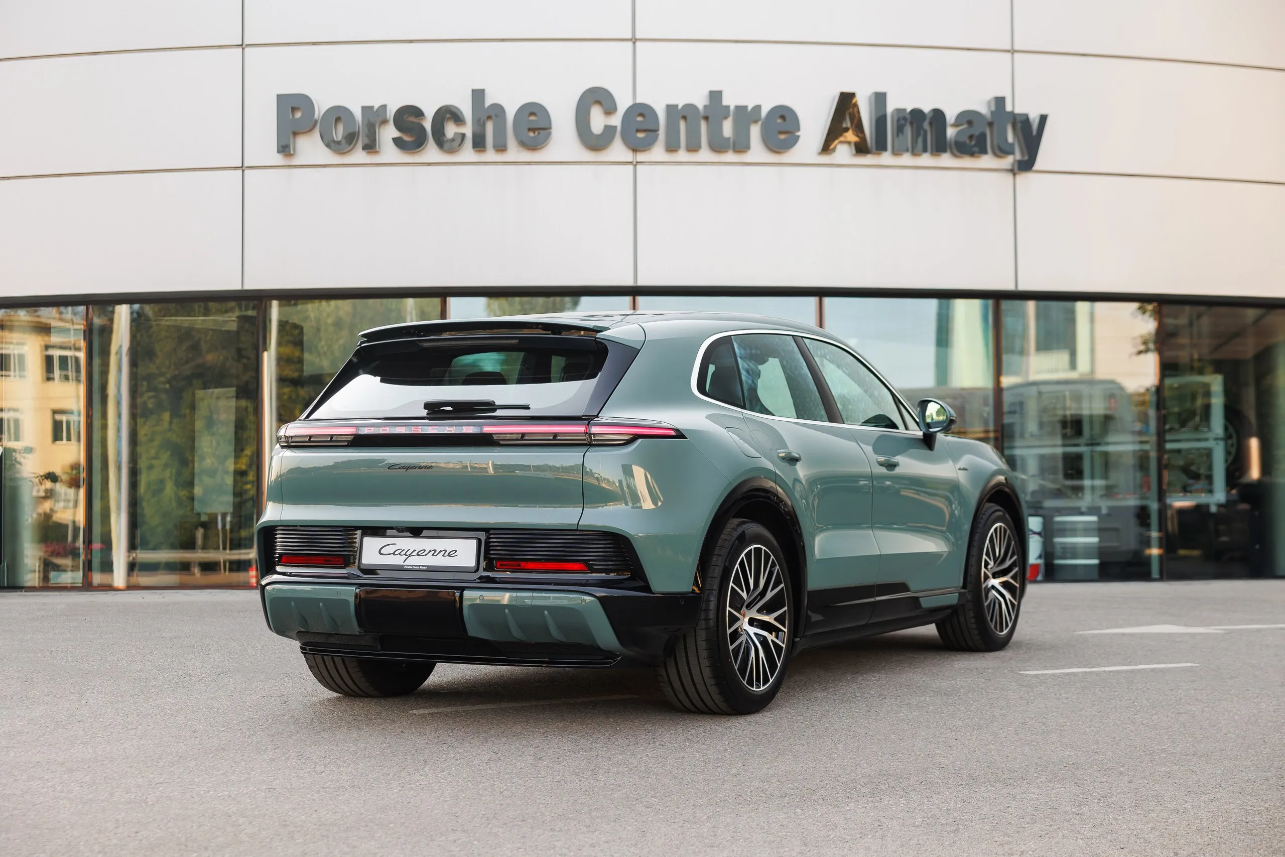 Қазақстан нарығына толықтай электрлі Porsche Cayenne шықты